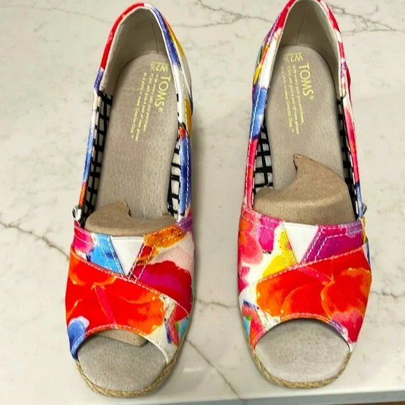 NIB Tom’s floral wedges. So cute! Size 7.5. - Picture 2 of 7